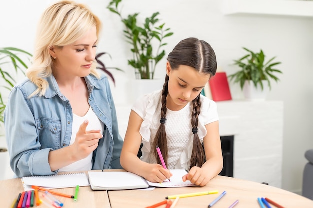 mãe filha estudam juntos em casa.