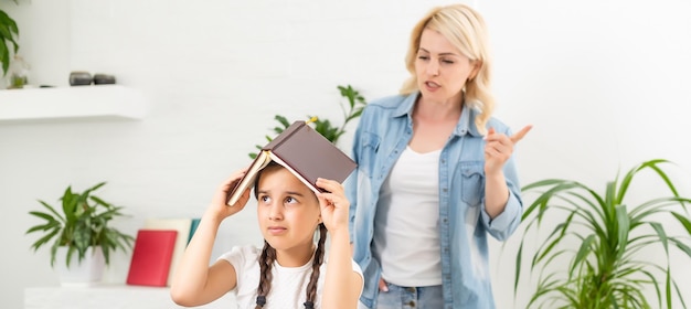 mãe filha estudam juntos em casa.