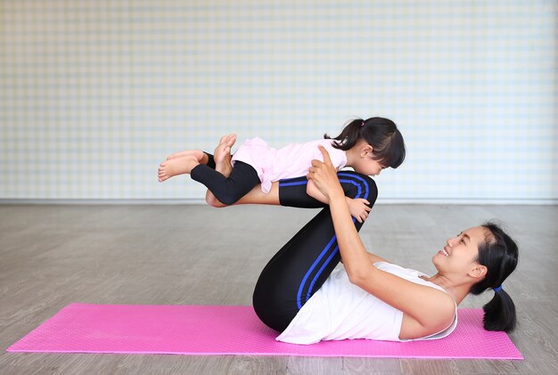 Mãe filha, fazendo, exercício