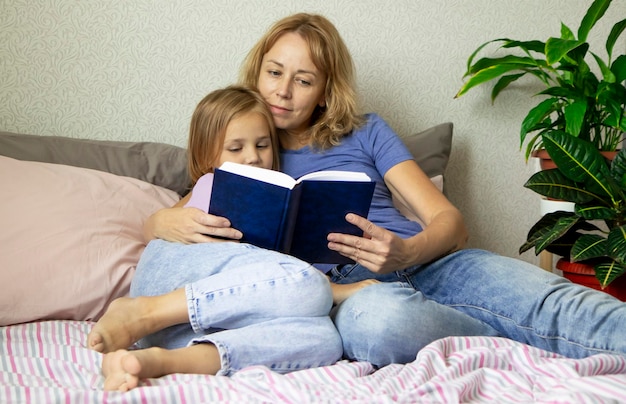 Mãe filha, lendo um livro