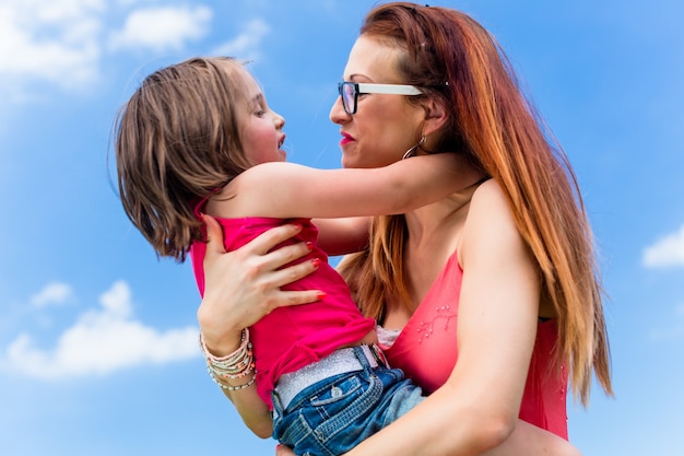 Mãe, filha levando, ligado, dela, braço