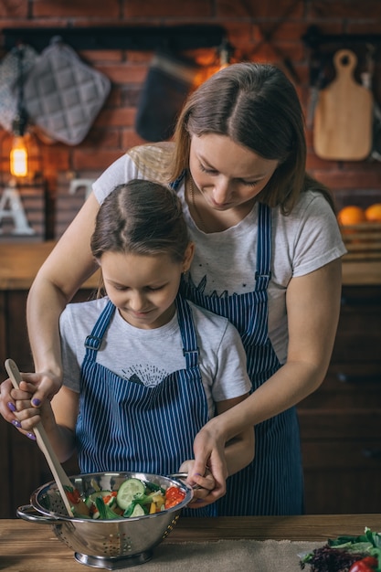 Mãe filha, misturando salada