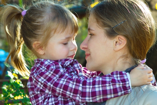 Mãe filha, olhando um ao outro