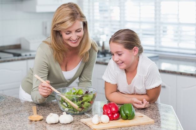 Mãe filha, preparar, salada, junto