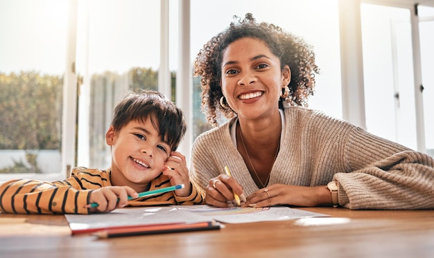 Foto mãe filho filho e retrato com sorriso de dever de casa e ajudando no apoio ao desenvolvimento e cuidados na casa da família mãe menino filho e feliz por aprender educação e escrever com estudos para o futuro