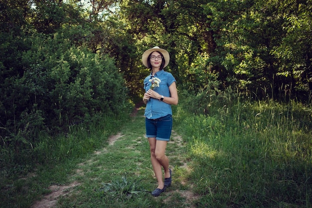 Mãe grávida esperando no campo de verão O conceito e a ideia de saúde, felicidade e maternidade