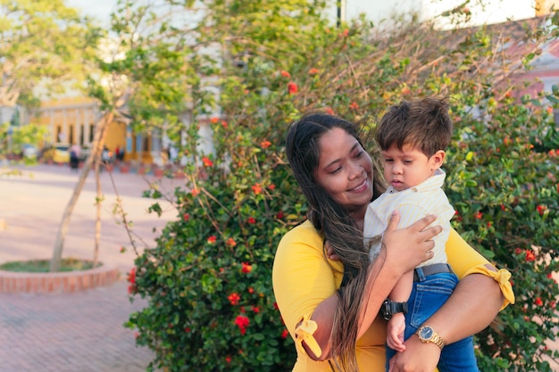 Mãe hispânica com bebê no parque