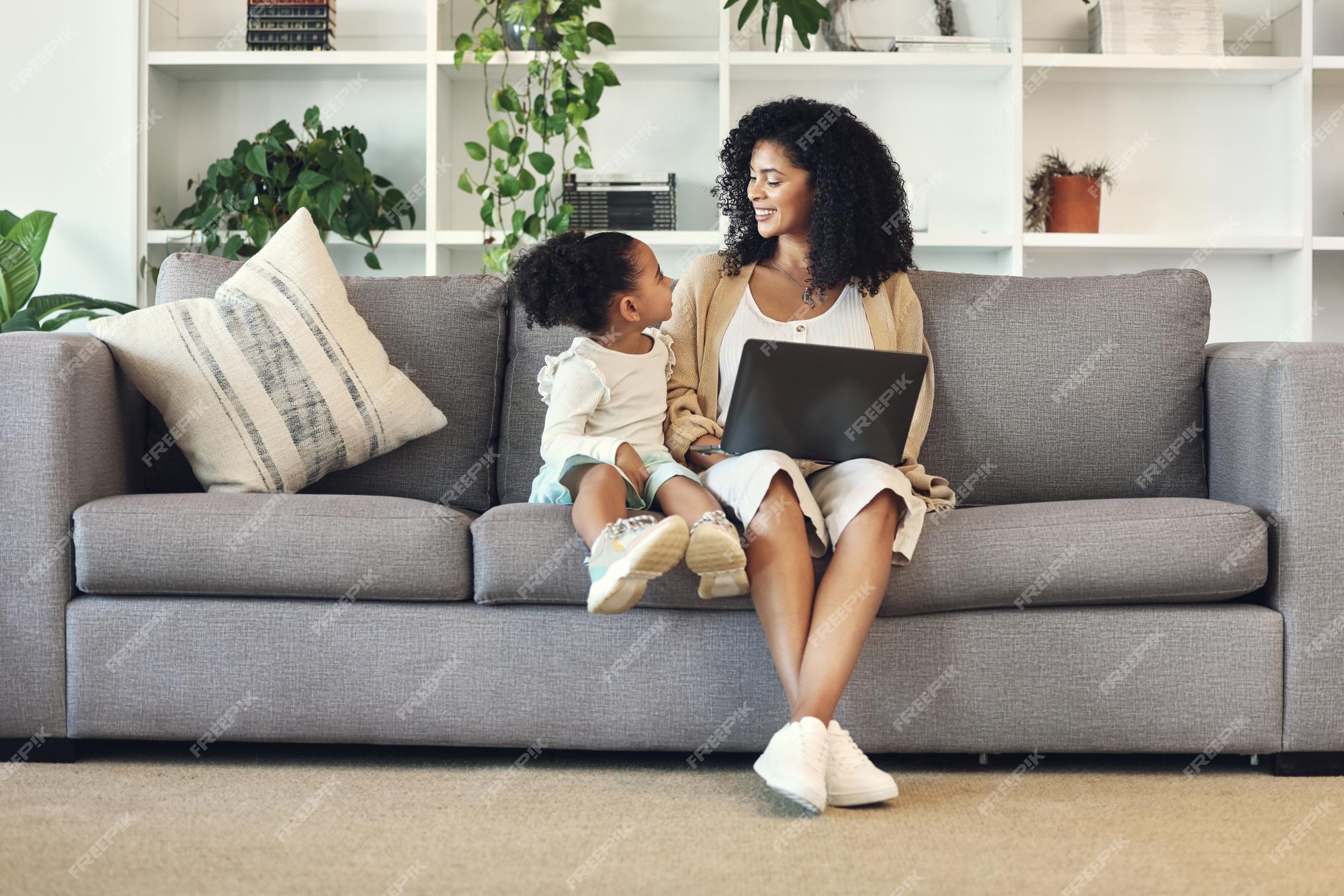 Mãe infantil e laptop na sala de estar da família para trabalho