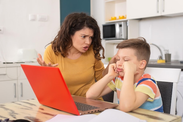 Mãe irritada culpando seu filho por mau comportamento ou notas na escola