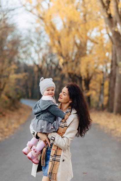 Mãe jovem, mulher, jogo, com, filha pequena, em, outono, parque, estrada