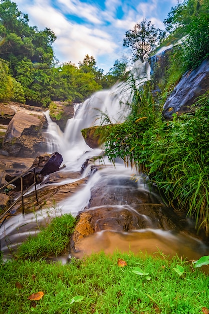 Mae Klang Luang Wasserfall an einem windigen Tag