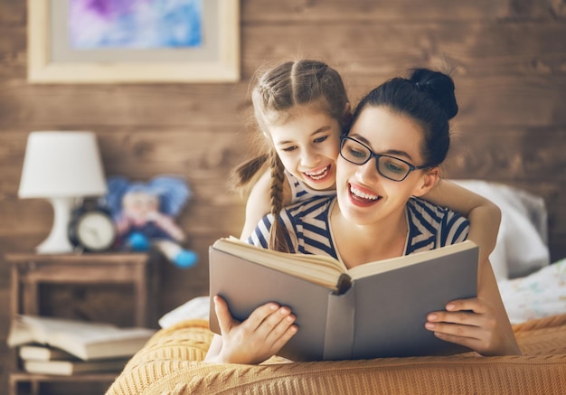 Mãe lendo um livro