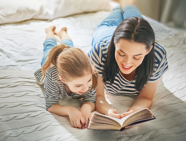 Mãe, lendo um livro