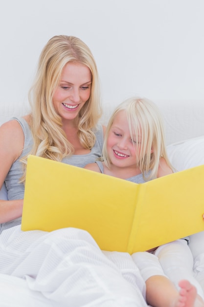 Mãe lendo uma história para sua linda filha