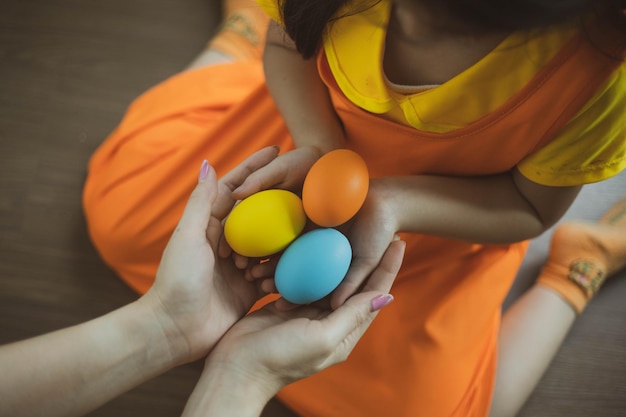 Mãe manda ovos de páscoa coloridos para filha mostrar religiosa