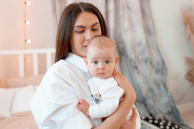 Mãe mantém o bebê em casa nos beijos do quarto