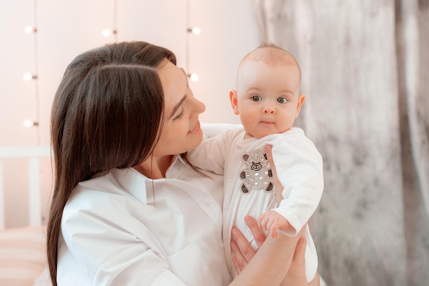 Mãe mantém o bebê em casa nos beijos do quarto