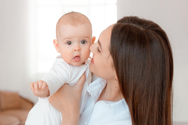 Mãe mantém o bebê em casa nos beijos do quarto