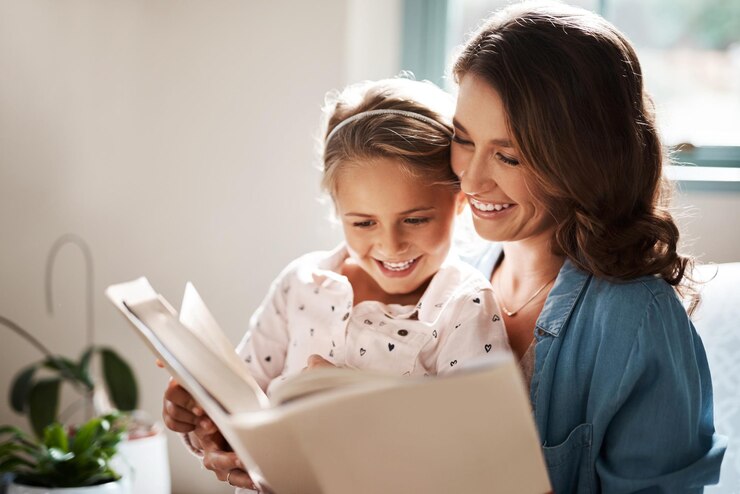 Foto mãe, menina e sorriso com narrativa em casa para o desenvolvimento da criança, ligação e educação pessoas, pais e filhos com cuidado para aprender sobre a leitura de livros para informações de conhecimento e apoio