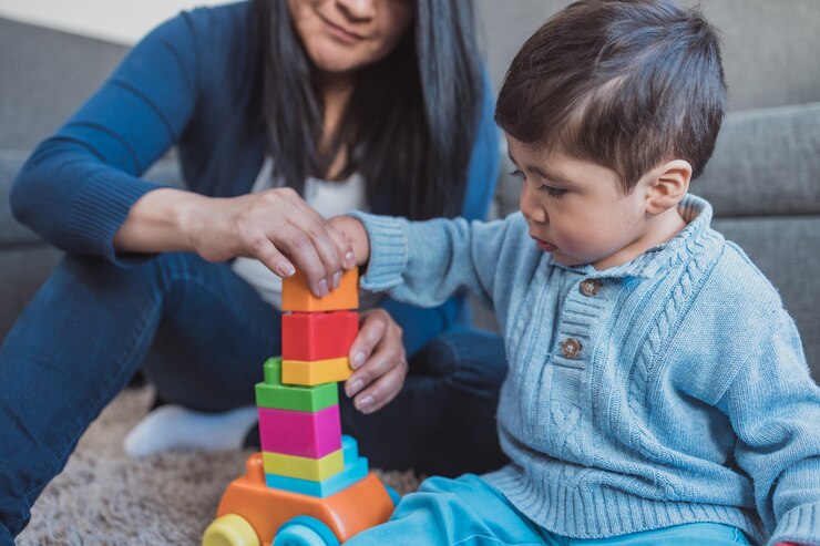 Mãe mexicana brincando com filho no tapete em casa