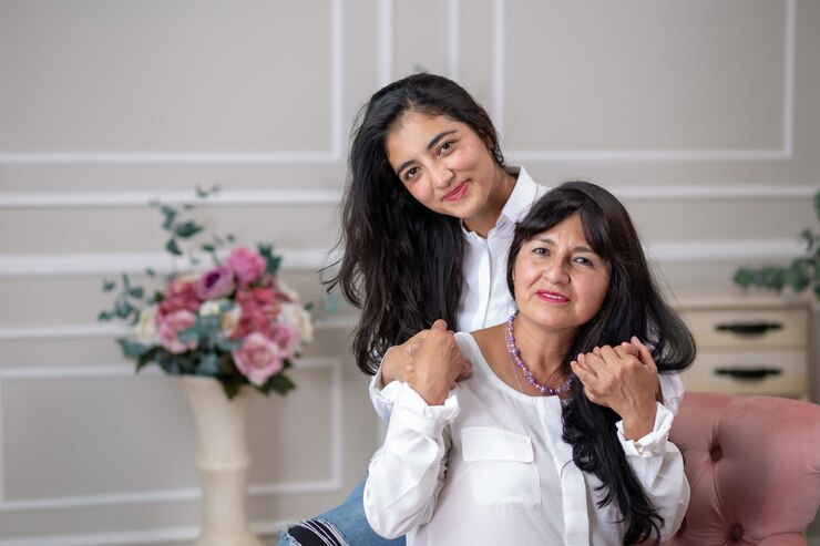 Mãe mexicana e filha se abraçando no dia das mães