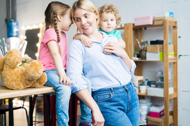 Mãe moderna com dois filhos bonitos