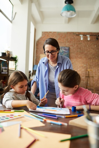 Mãe moderna com duas meninas