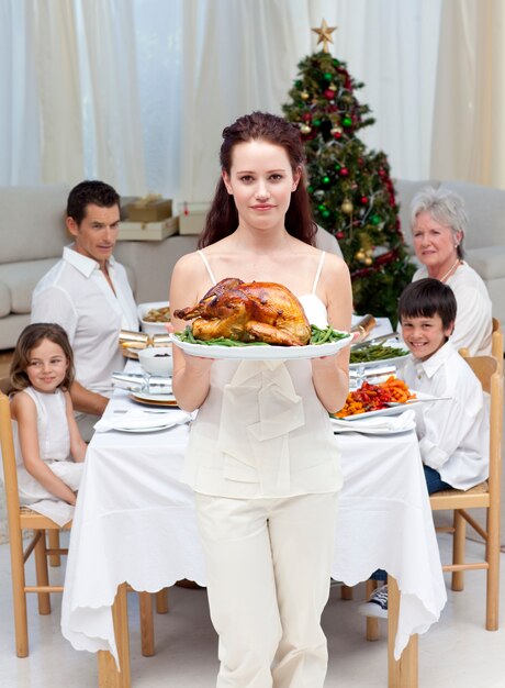 Mãe mostrando peru para o jantar de natal