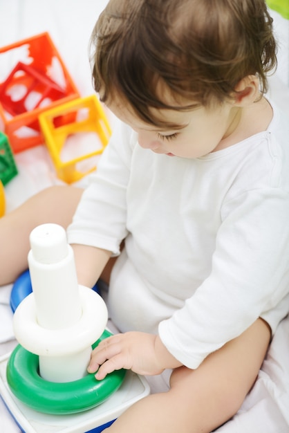 Mãe muçulmana árabe brincando e cuidando de seu bebê