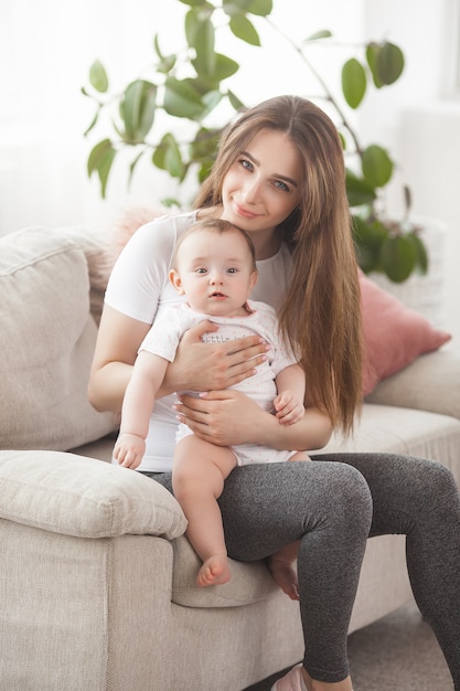 Mãe muito jovem, segurando seu bebê