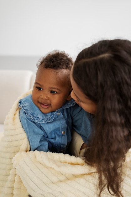 Foto mãe negra levando o carro de seu filho