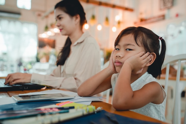 Mãe obriga as crianças a fazer a lição de casa e a estudar on-line em casa