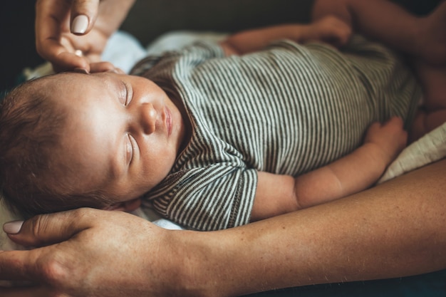 Mãe olhando para a filha enquanto ela está dormindo