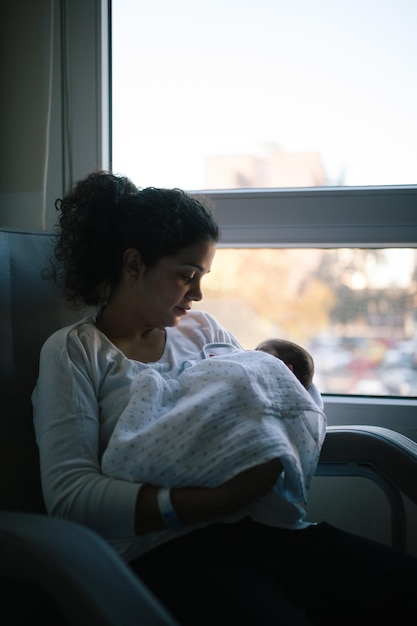 Mãe olhando para a filha enquanto estava sentada no trem