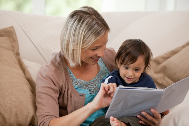 Mãe olhando um livro com o filho dela