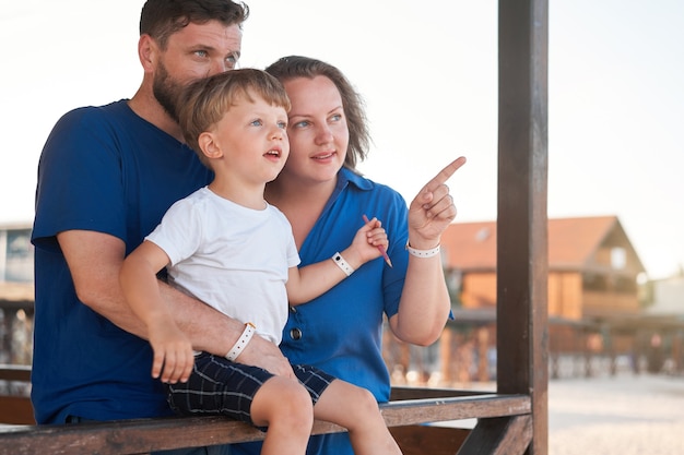 Mãe, pai, criança, passar um tempo juntos, férias em família pai, mãe, mãe caminhando com o filho, curtindo o mar