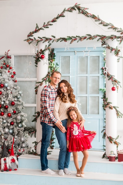 Mãe, pai e filha no Natal. Retrato de uma família no fundo de um ano novo