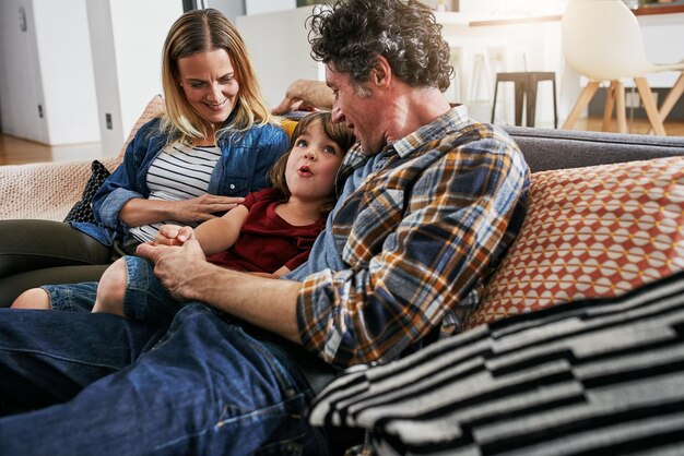 Pai, Ligação E Menina Com Telefone No Sofá Relaxante Em Casa Ou Em