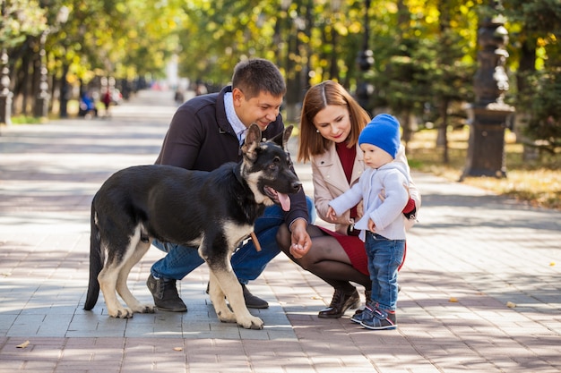 Mãe, pai e filho em um passeio no parque