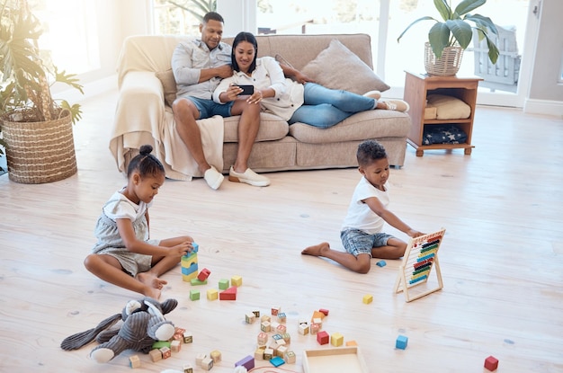 Foto mãe, pai ou filhos na sala de estar da casa ou casa da família brasileira com blocos de construção de brinquedo de streaming de filme por telefone e conjunto de matemática de ábaco homem, mulher ou crianças em jogo relaxante e tecnologia educacional