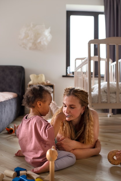 Mãe passando tempo com seu bebê negro