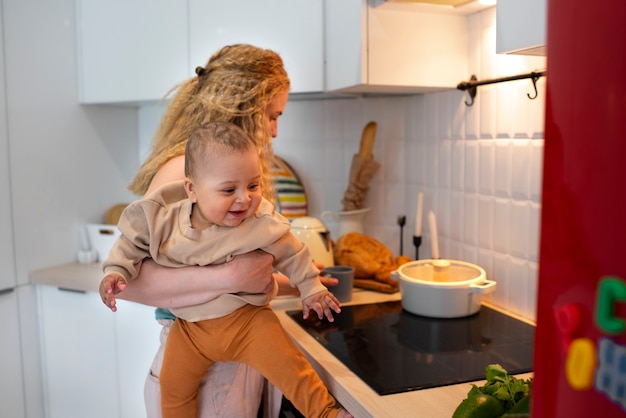 Foto mãe passando tempo com seu bebê negro