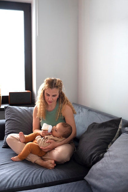 Foto mãe passando tempo com seu bebê negro