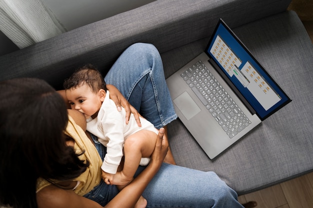 Foto mãe passando tempo com seu filho amado