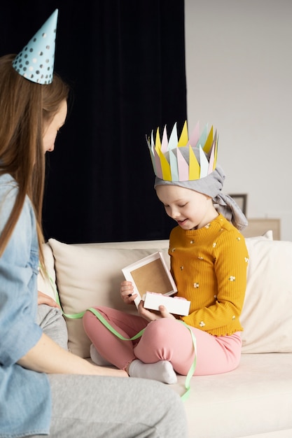 Foto mãe passando tempo com seu filho durante a terapia