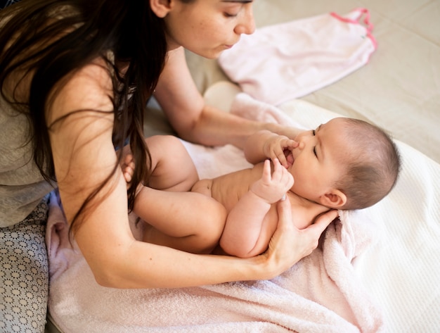 Foto mãe passar tempo de qualidade com seu bebê