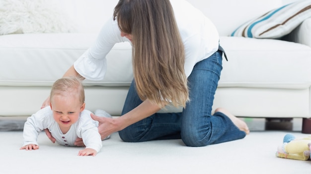 Mãe, pegando, um, bebê