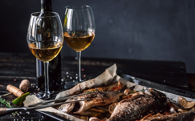 Foto mãe prepara jantar para toda a família, assa peixe dorado