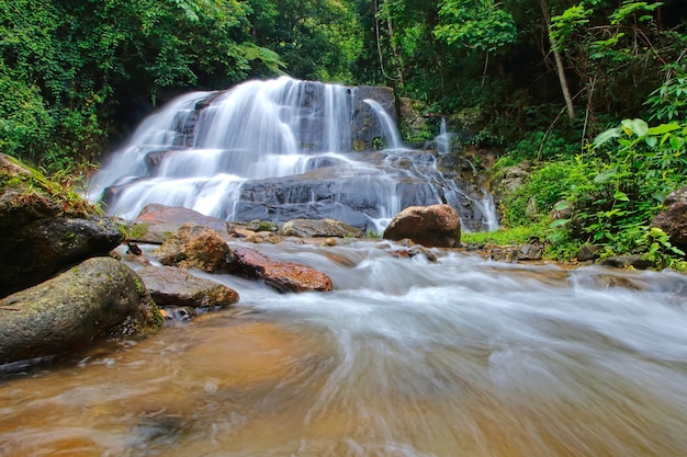 Mae Ra Muang Cachoeira no Mae Moei National Park Tailândia