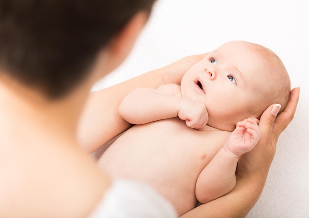 Mãe recém-nascida, maternidade, bebê abraçando os pais